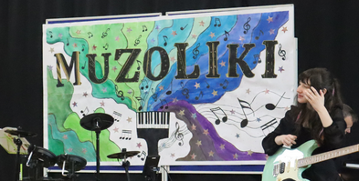 Uczeń bierze udział w konkursie muzycznym Muzoliki