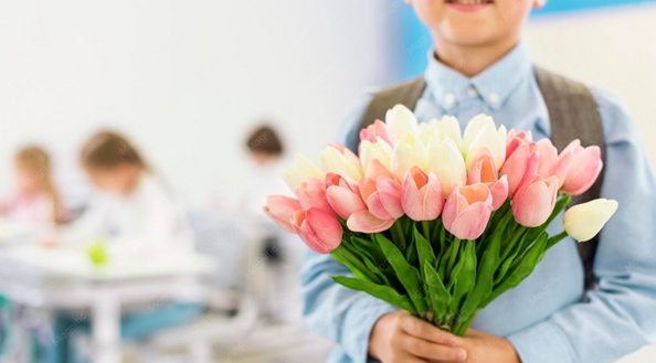 Uczeń z bukietem tulipanów